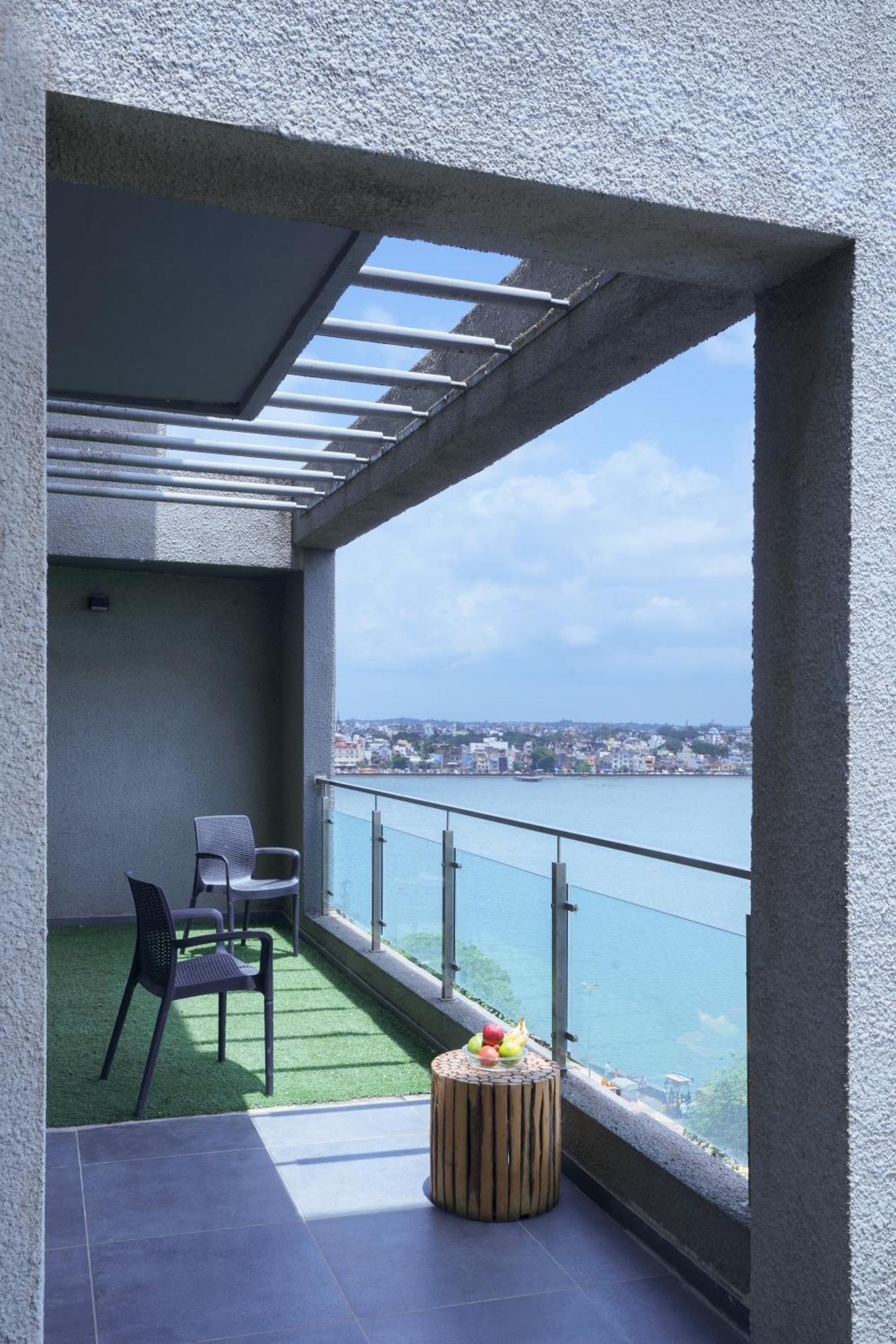 Grey Stone - Lakefront Penthouse Family Rooms Kolhapur Exterior foto